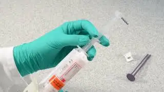 How to load 3M&trade; ESPE&trade; Intra-Oral Syringe Green/Purple