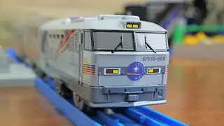 プラレール　寝台特急カシオペアを紹介　サウンド駅と小さな踏切をつかったレイアウトで走らせてみたよ
