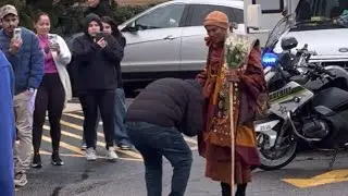 The scene of this man respectfully kneeling and bowing người Mỹ tôn kính các sư