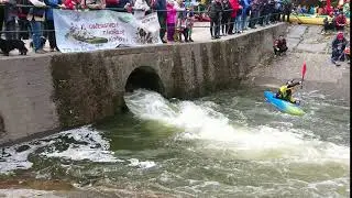 Botič průstřel složen&eacute; žlut&eacute; kanoe rourou