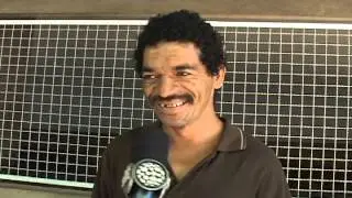 Andr&eacute; Almenara reencontra o desenrugador de pele no centro de Maring&aacute;.