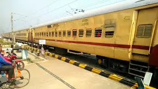 Balurghat Bi- Weekly Express Fourious Skipping At Railway Gate || Utkrisht Train passing Rail Gate
