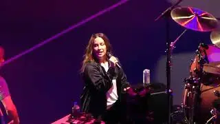 Foo Fighters Taylor Hawkins Tribute (w/ Alanis Morrissette) - You Oughta Know (Forum CA 9/27/22)