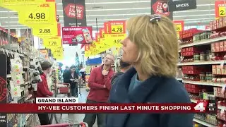Last-minute shoppers hit stores on Thanksgiving eve