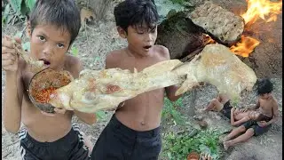 Primitive Technology - Eating delicious - Cooking chicken ribs .on a rock