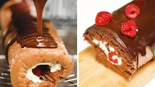 Czekoladowa rolada z serkiem mascarpone i malinami