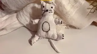 Скорбящая кошка находит утешение в поддельном котенке | Трогательно!