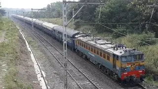 Пуна-Мумбаи Прагати Экспресс с WCAM-3 ускоряется в сторону Лонавалы.