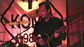 The Smithereens Perform an Acoustic Version of 
