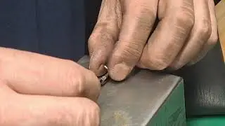 Horlogerie - ajustage de la partie ressort du balancier d'une horloge.