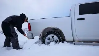Неудачная попытка подледной рыбалки! Мой грузовик застрял на ледяной дороге.