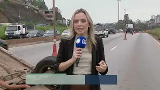 Carro capota e complica trânsito no Anel Rodoviário, em Belo Horizonte