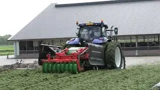 GRASKUIL AANRIJDEN MET EEN NEW HOLLAND T 7.270 HOLARAS KUILVERDELER