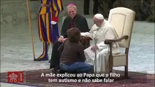 Menino argentino rouba a cena na Audiência Geral