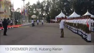 Sultan Muhammad V memeriksa barisan kehormatan di Istana Negeri
