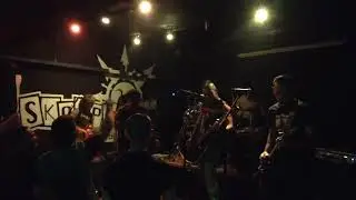 DIOS NI D&Ouml;R + ESKUPE (Bar SKORPIONS de Terrassa)