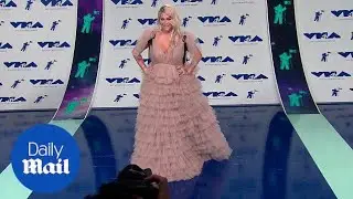 Kesha channels high school prom in pink ruffle dress at MTV VMAS - Daily Mail