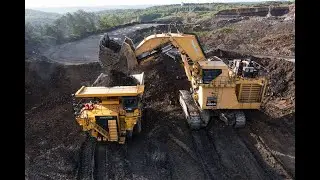 Reading Anthracite Komatsu PC4000-6 loading HD1500-8