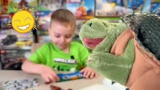 Собираем LEGO Minecraft «Волчий домик» с Сашкой и Черепашкой 🐺🐢🧱.                         B