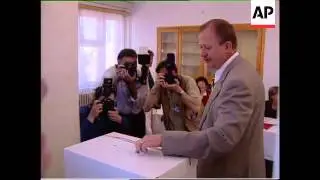 HUNGARY: PRIME MINISTER GYULA HORN LOOKS SET TO RETAIN LEADERSHIP