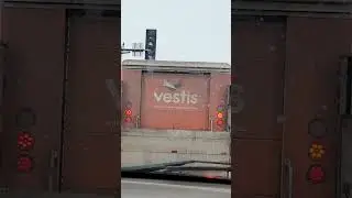 Женщина снимает короткометражку &laquo;Дорожное движение в маленьком городке&raquo;