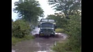 Offroad mud water river crossing MB 1113 4x4 Rundhauber Flussdurchfahrt Manaus Kasane