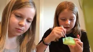 S&aring;dan laver man ansigtsmaske