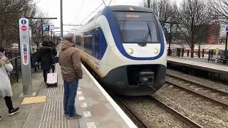 NS SLT / Sprinter Light Train 2425 halteert op station Zaandam Kogerveld