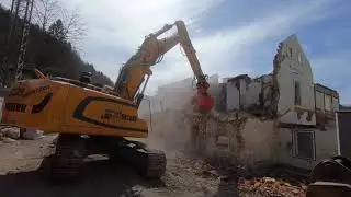 Der Bagger ist da: Pfiati Haupthaus...