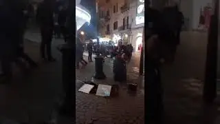 Un bravo musicista cantante giapponese per le strade di Napoli il suo nome &egrave; Shintaro Fujisawa
