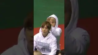 Джимин играет с волосами Тэхёна и заставляет их торчать вверх 😂😂😂 #shorts#jimin#taehyung