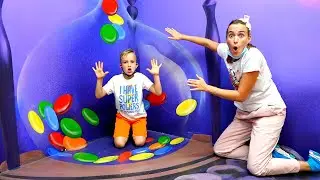 Vlad et Niki jouent et s'amusent dans les mus&eacute;es des illusions