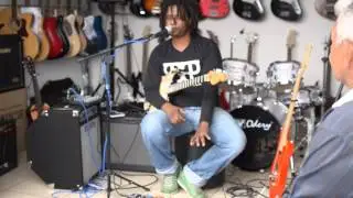 Tiago Skiter demonstrando o pedal Mystic Drive e Fuzz da linha Axcess by Giannini