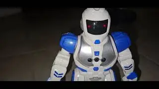 David gets a Future Bot!!! Давид и радиоуправляемый Робот FUTURE BOT!!!
