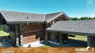 Naturstammhaus Sch&ouml;neberg &ndash; dreigeschossiges Blockhaus in Hanglage mit Terrasse & Giebelbalkonen