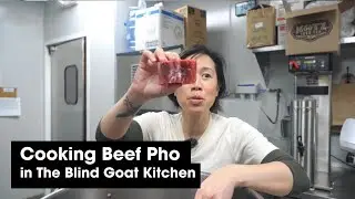 Приготовление говяжьего фо на кухне The Blind Goat