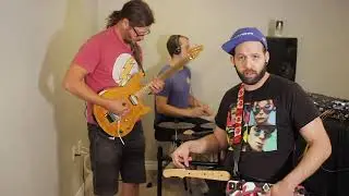 Vekked & The Real Musicians - Turntable Guitar vs. Guitar Guitar