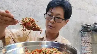 九九家新鲜刀布豆，配上自做剁椒入坛，一闻这个味就想快点扒米饭 #我的农村生活 #地方特色美食 #乡村味道 #家乡的美味