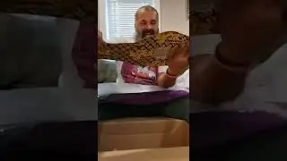 unboxing of Razor Ramon signature series belt
