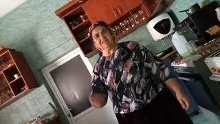 BUNICUTA : ÎN BUCĂTĂRIE , PREGATESTE FASOLE  TRADITIONALA PENTRU FAMILIE  ! 