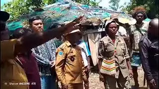 Kunjungan bupati Deiyai Melkianus mote di masyarakat distrik memoa memberikan uang natal 