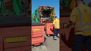 Biffa bin lorry DYU emptying bins at Bermuda Holiday Park hemsby part 3