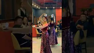 Amazing bowl dancing, and the water in the bowl did not spill out维吾尔族姑娘的顶碗舞，碗里的水一滴都没洒