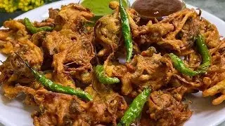 Crispy pakode for warm cozy vibes😋🫶🏻 Rain food series me next kya add kru? Jaldi comment karo 🌧️😌