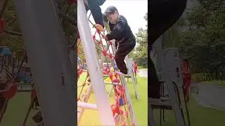 Sinar matahari   taman bermain  bergerak  teman   tertawa bersama = perfect 💯👍✨