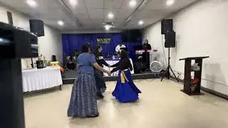 Exaltando a el creador con hallel y danza