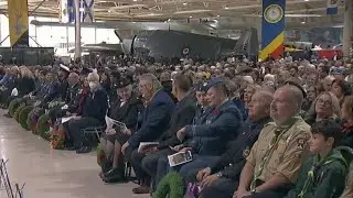 Тысячи людей собрались в Канадском музее истории военных самолетов, чтобы отдать дань уважения