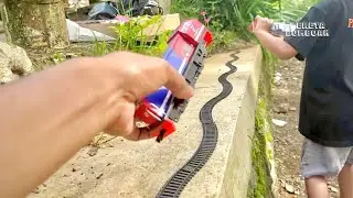 MENJALANKAN KERETA API DI REL YANG BERKELAK KELOK.
