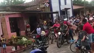 Veja o momento em a v&iacute;tima de baleamento &eacute; levada ao hospital de motocicleta em S&atilde;o Miguel do Guam&aacute;.