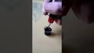 How do beginners use tattoo needles to absorb ink?